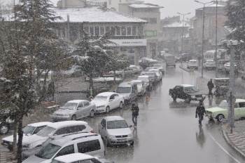 Şuhut’Ta Kar Yağışı Sürüyor
