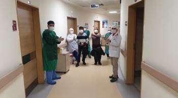 Şuhut’Ta Korona Virüsü Yenen Bir Kişi Alkışlarla Taburcu Oldu
