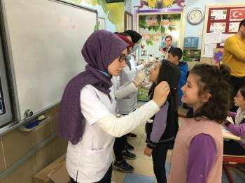 Şuhut’Ta Öğrencilere Flor Vernik Uygulaması
