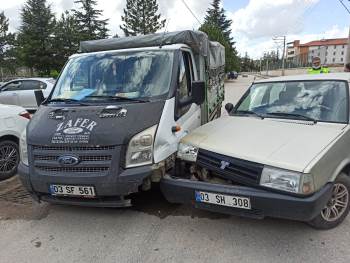 Şuhut’Ta Otomobil İle Kamyonet Çarpıştı
