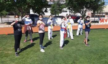 Şuhut’Ta Pandemi Dolayıyla Ertelenen Tekvando Kursu Tekrar Başladı
