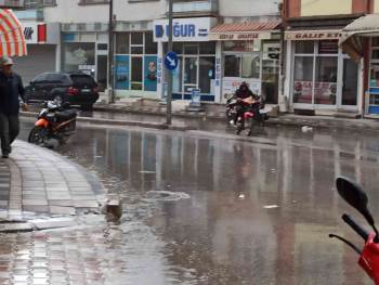 Şuhut’Ta Sağanak Yağış Etkili Oldu
