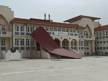 Şuhut’Ta Şiddetli Rüzgâr Çatıları Uçurdu, Ağaçları Devirdi
