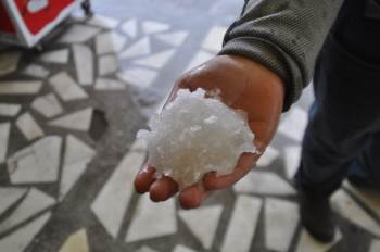 Şuhut’Ta Şiddetli Yağmur Ve Dolu Yaşamı Olumsuz Etkiledi
