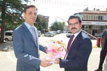 Şuhut’Ta Yeni Kaymakam Çiçeklerle Karşılandı
