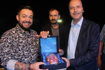 Şuhut’Ta Zafer Haftası Etkinlikleri Hüseyin Kağıt Konseriyle Devam Etti
