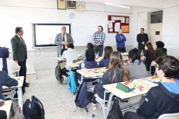 Sünnetci Öğrencilerle Satranç Oynadı
