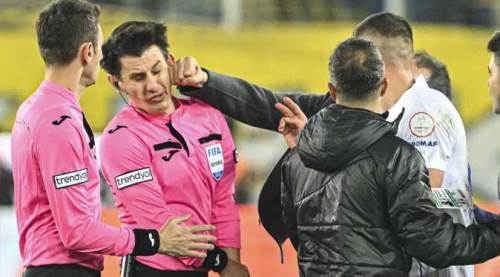 Süper Lig maçında skandal: Hakeme yumruk attı!