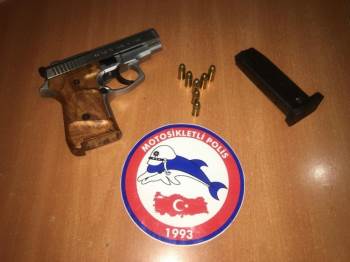 Şüphe Üzerine Durdurulan Araçlarda Ruhsatsız Silahlar Ele Geçirildi
