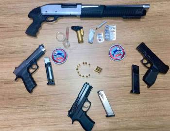 Şüphe Üzerine Durdurulan Araçta Ruhsatsız Silahlar Ve Uyuşturucu Ele Geçirildi
