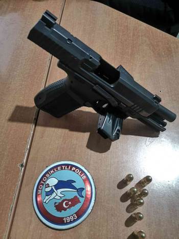 Şüphe Üzerine Durdurulan Araçta Tabanca Ve Mermi Ele Geçirildi
