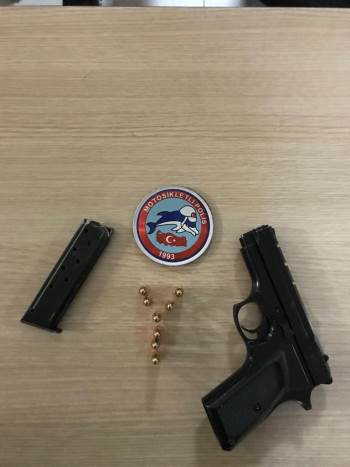 Şüphe Üzerine Durdurulan Otomobilde Ruhsatsız Tabanca Ele Geçirildi
