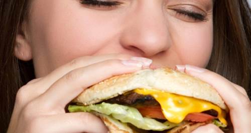 Sürekli bir şeyler yeme istediğinin sebebi nedir?