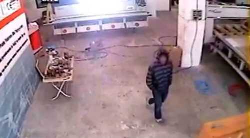 Sürekli yüzünü gizledi sonunda yakalandı!