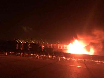 Suriye’Ye Mermer Taşıyan Tır Lastikleri Alev Alınca Yolda Kaldı
