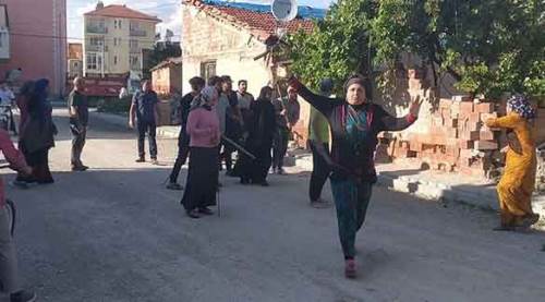 Suriyeliler birbirine girdi! Taş, sopa, balta...