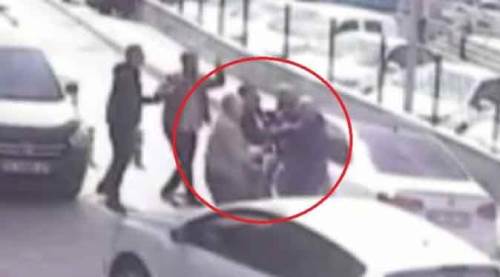  Sürücüler birbirine girdi, yol boks ringine döndü!