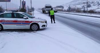 Sürücülerin Sıkıntı Yaşamamaları İçin Jandarma Sürekli Devriye Gezdi
