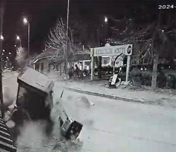 Sürücüsünün 50 Tl’Sini Gasp Edip Kaçırdıkları Otomobille Kaza Yaptılar
