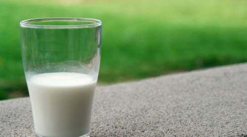 Süt Reflü Yapar mı? Bebeklerde ve Yetişkinlerde Reflüye Etkisi