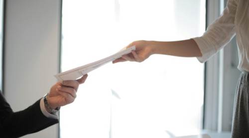 Taahhüt Ne Demek? Anlamı, Hukuki Boyutu ve Gündelik Hayattaki Yeri