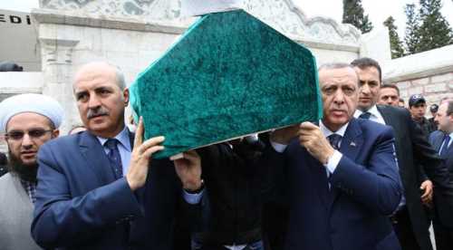 Tabutu birlikte omuzladılar