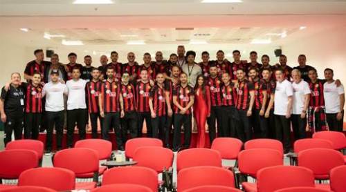 Takımla fotoğraf çekindi