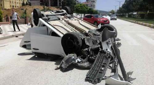 Takla atan otomobil bu hale geldi, ama sürücüsü...