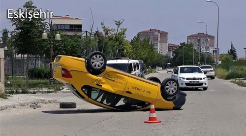 Takla atan taksideki yolcu yaralandı
