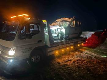 Takla Atıp Şarampole Devrilen Araçta 4 Kişi Yaralandı
