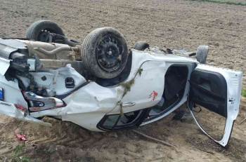 Takla Atıp Tarım Arazisine Devrilen Otomobilde 5 Kişi Yaralandı
