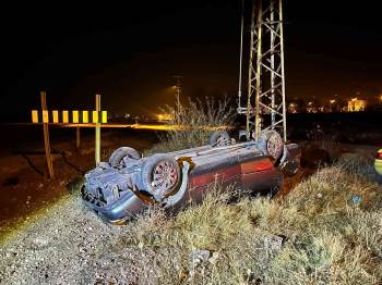 Takla Atıp Ters Dönen Araçta 3 Kişi Yaralandı
