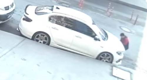 Taksi sürücüsünden iyi niyet: Çarptığı aracı böyle tamir etti...