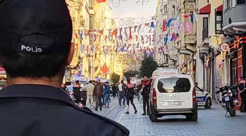 Taksim'de patlama: Ölü ve yaralılar var!