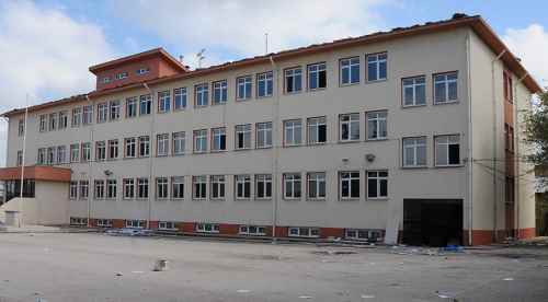 Talan edilen okula kimse sahip çıkmıyor