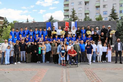 Talas’ta futbol coşkusu: U15 takımı şampiyonluk kupasıyla döndü