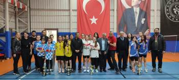 Talas'ta okul sporlarında badminton heyecanı sona erdi