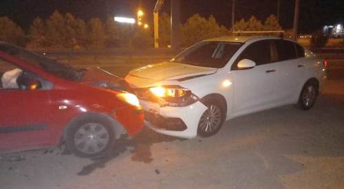 Talihsiz trafik kazası: Aracıyla polise çarptı, 2 kişi yaralandı