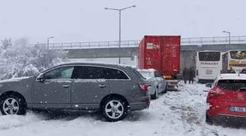 Tam 37 araç birbirine girdi! Korkunç kaza!