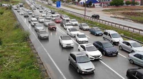 Tam 43 ilin geçiş noktasında trafik kilit!