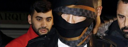 Tanınmamak için bu şekilde gizlendi!