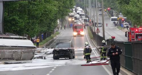 Tanker kazası trafiğe kilit vurdu: 30 ton benzin...