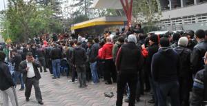 Taraftar bilet kuyruğunda