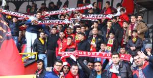 Taraftar görevini yaptı