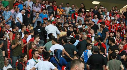 Taraftar ile polis arasında arbede