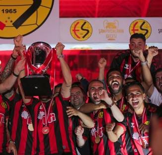 Taraftar ilgiyle izliyor