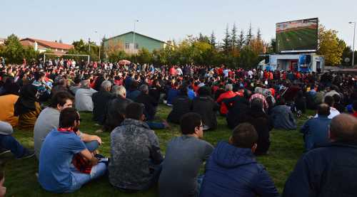 Taraftar maçı dev ekrandan takip etti