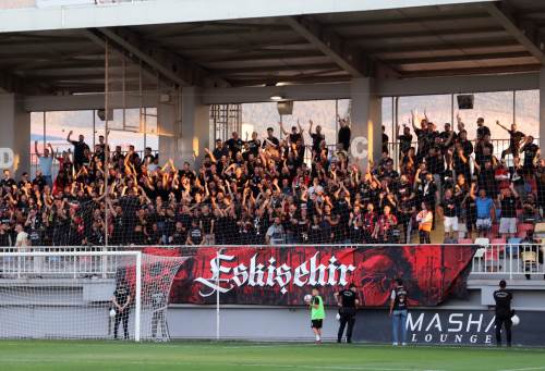 TARAFTAR TEPKİ GÖSTEREREK TAKIMI ÇAĞIRMADI