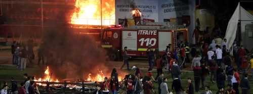 TARAFTAR TRİBÜNLERİ ATEŞE VERDİ