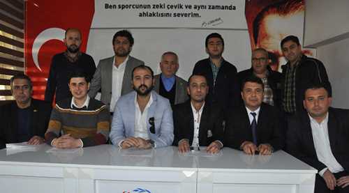 TARAFTAR VALİ’NİN ARKASINDA